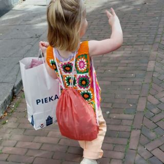 Shoppen. Deze dame is goed geslaagd. #shoppen #herfstkleding #winterkleding #jubel #piekaaboe  #vrouwenregtdelft #achterdenieuwekerk #leukstegrachtjevandelft #lokaalwinkelen #koopklein #delft #delfgauw #pijnacker #nootdorp #denhoorn #rijswijk #rijswijkbui
